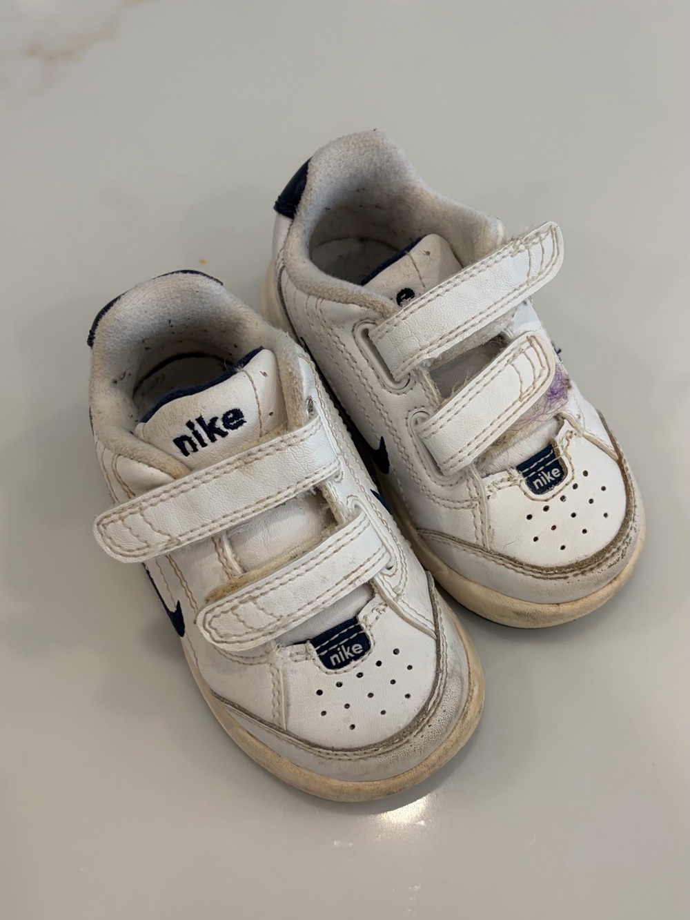Vintage 5C NIKE Kids White and Navy Velcro Sneakers